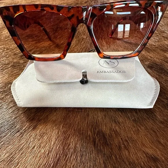 Ambassador Leopard/AVA Collection Sunglasses - Picture 1 of 8
